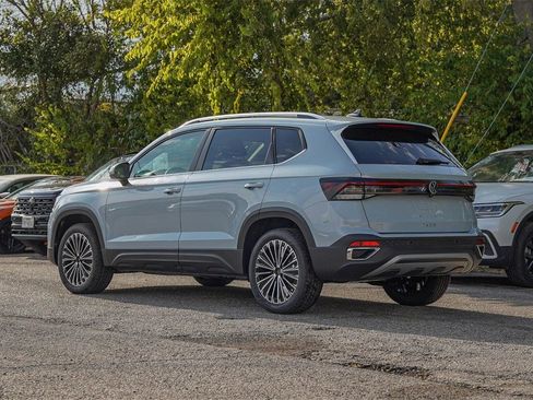 New 2026 Volkswagen Taos SE image 5