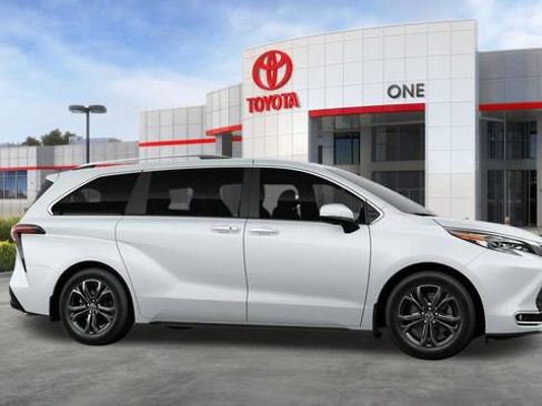 New 2026 Toyota Sienna Platinum image 14
