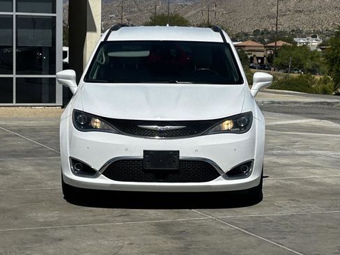 Used 2020 Chrysler Pacifica Touring-L FWD image 2