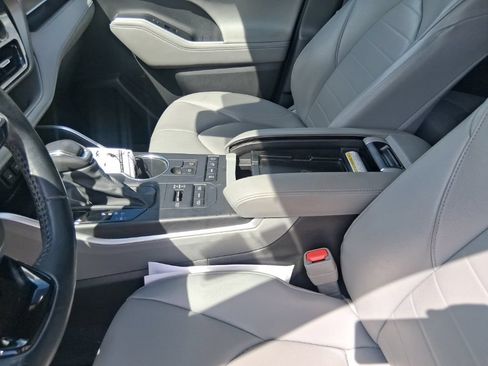 Used 2021 Toyota Highlander XLE AWD/4WD image 16