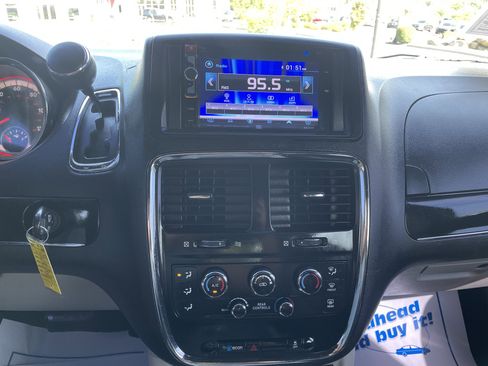 Used 2017 Dodge Grand Caravan SXT FWD image 14