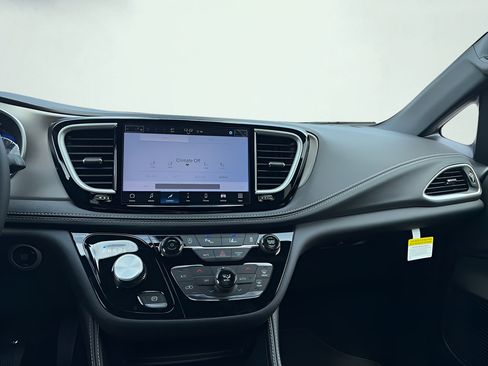 New 2027 Chrysler Pacifica Limited FWD image 10