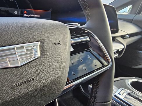 New 2026 Cadillac Optiq Luxury 2 image 32