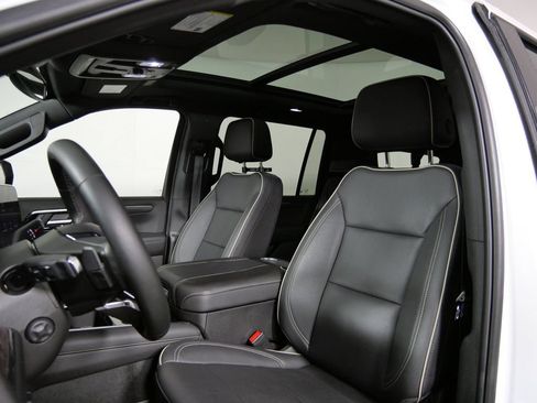 Used 2025 Chevrolet Suburban Premier w/ Sun And Tow Package AWD/4WD image 12