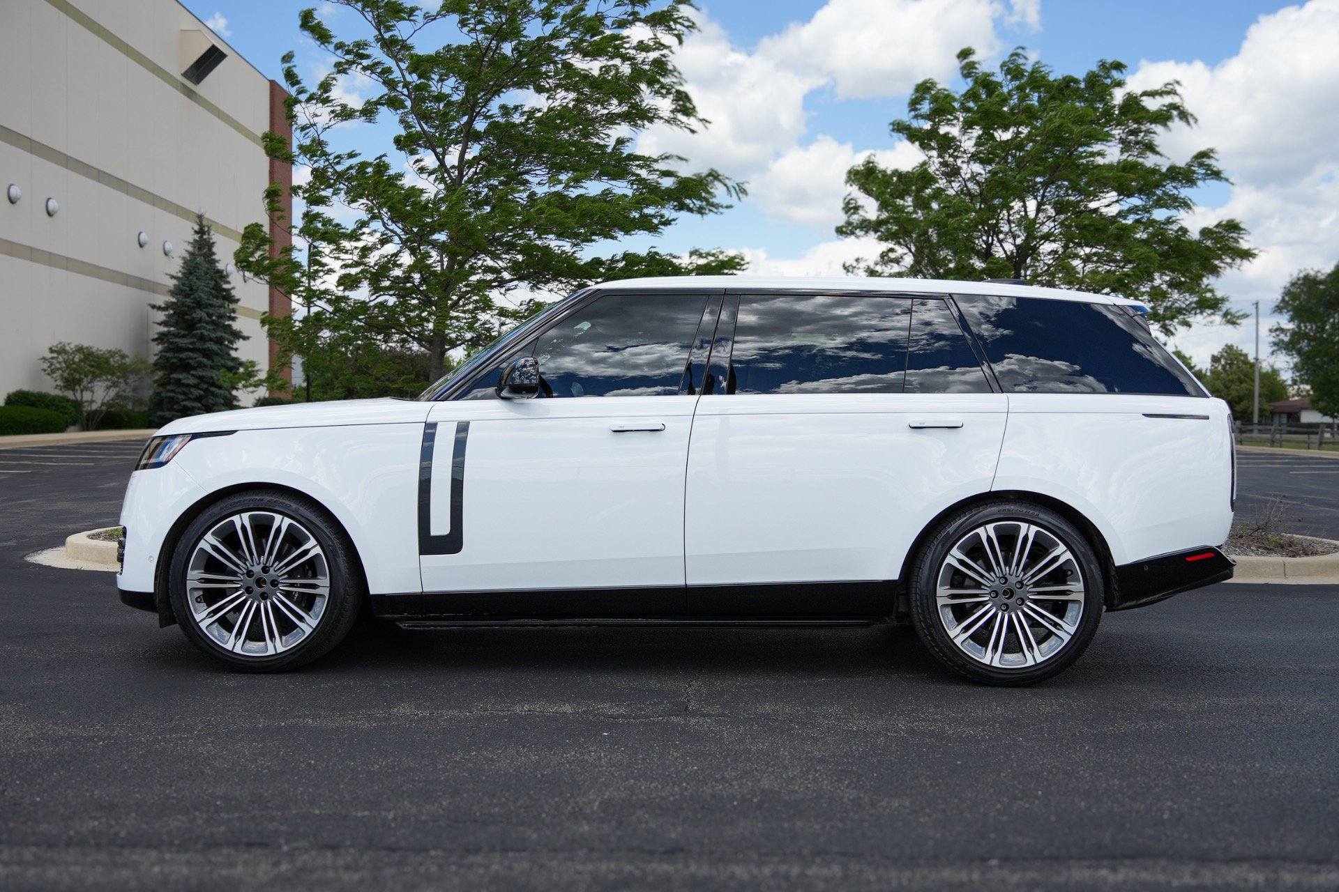 Used 2024 Land Rover Range Rover Long Wheelbase SE AWD/4WD image 9