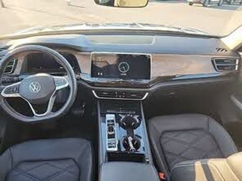 Used 2025 Volkswagen Atlas SE FWD image 6