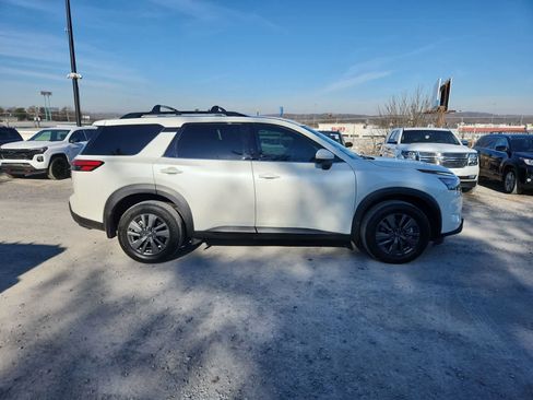 Used 2024 Nissan Pathfinder SV w/ Black Appearance Package image 6