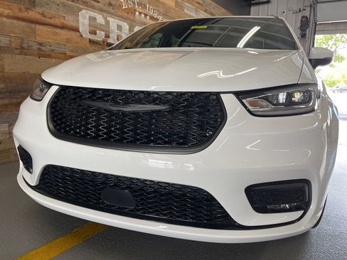 Used 2023 Chrysler Pacifica Touring-L w/ S Appearance Package AWD/4WD image 8