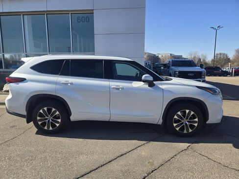 Used 2022 Toyota Highlander XLE image 5
