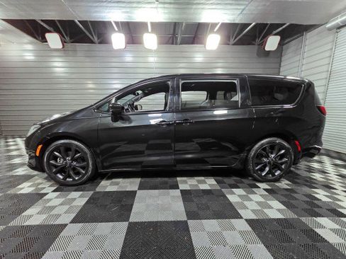 Used 2020 Chrysler Pacifica Touring w/ S Appearance Package image 8