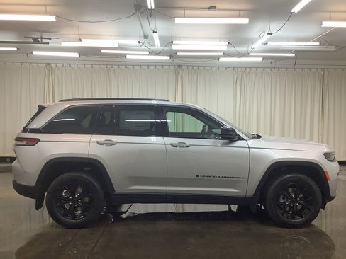 New 2026 Jeep Grand Cherokee Altitude AWD/4WD image 5