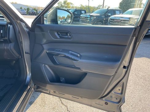 Used 2025 Nissan Pathfinder SV image 29