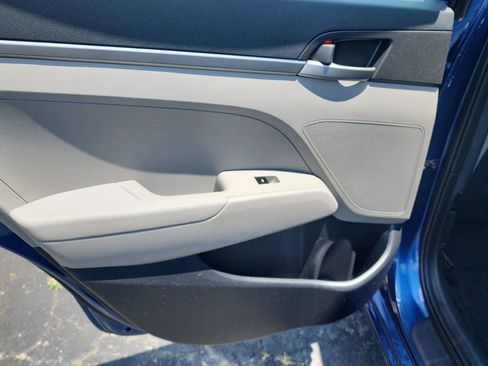 Used 2017 Hyundai Elantra SE image 28