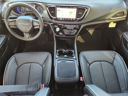New 2026 Chrysler Pacifica Limited image 18