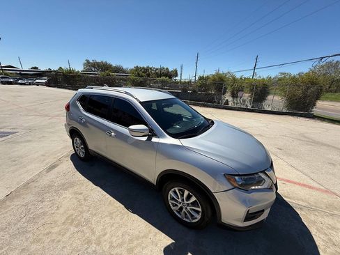 Used 2018 Nissan Rogue SV image 3