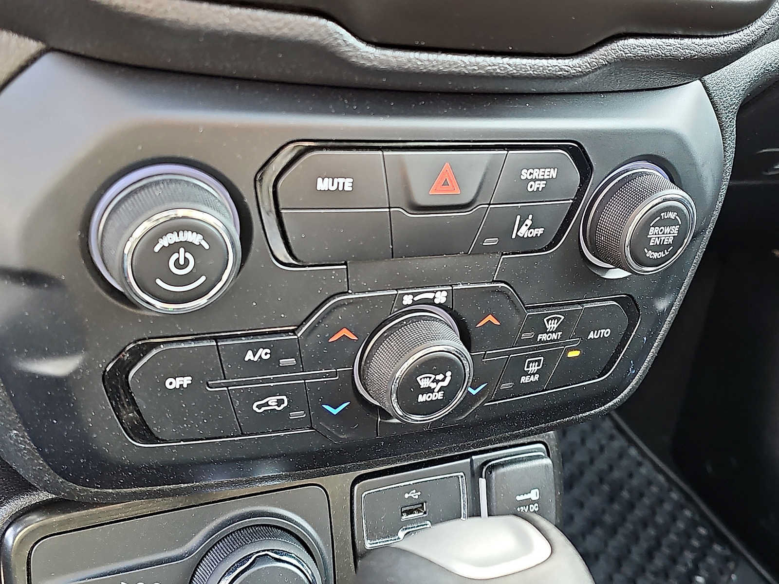 Certified 2023 Jeep Renegade Latitude w/ Sun/Sound Group AWD/4WD image 16