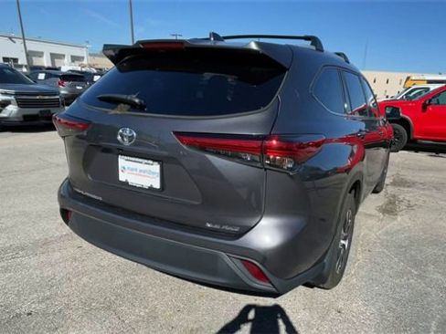 Used 2022 Toyota Highlander XLE image 9