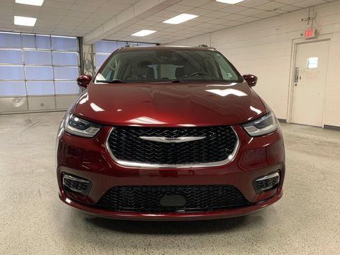 Certified 2021 Chrysler Pacifica Touring-L w/ Uconnect Theater Family Group FWD image 4
