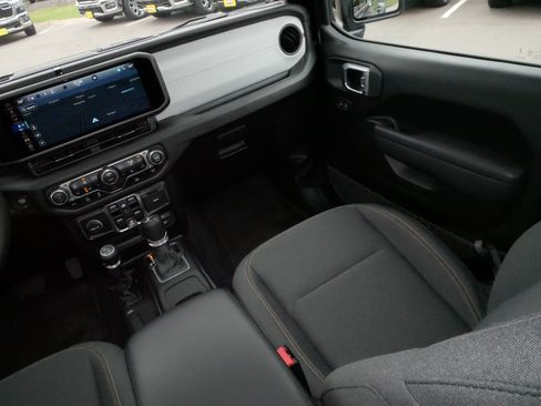 Used 2025 Jeep Gladiator Sport AWD/4WD image 11