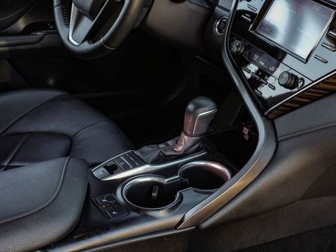 Used 2018 Toyota Camry XLE image 25