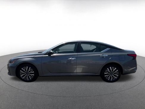 Used 2025 Nissan Altima 2.5 SV FWD image 6