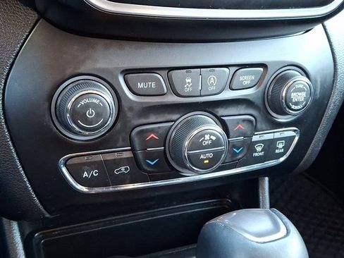 Certified 2019 Jeep Cherokee Latitude Plus w/ Comfort/Convenience Group image 21