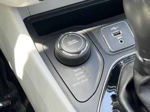 Used 2019 Jeep Cherokee Limited image 29