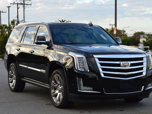 Used 2017 Cadillac Escalade Premium Luxury image 3