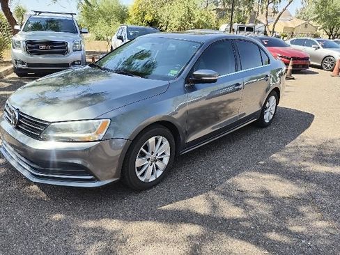 Used 2015 Volkswagen Jetta SE FWD image 2