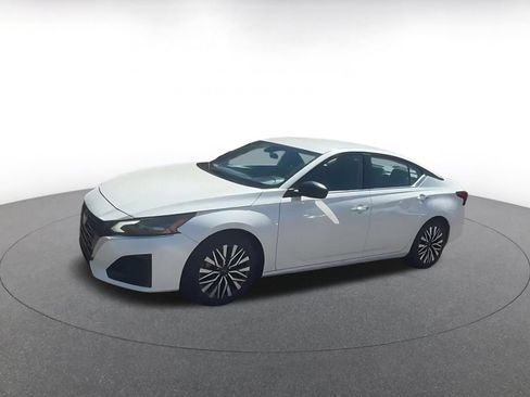 Used 2025 Nissan Altima 2.5 SV FWD image 7