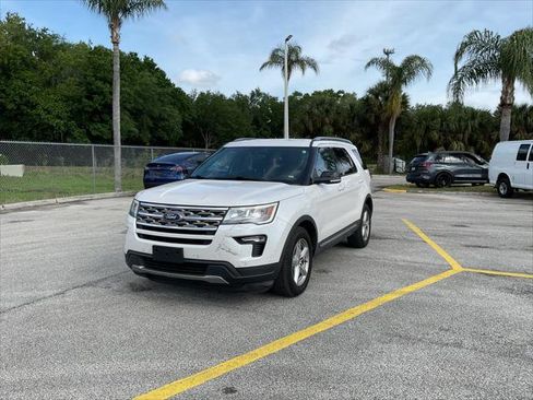 Used 2018 Ford Explorer XLT w/ Equipment Group 202A image 3