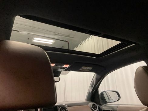 Used 2019 Toyota Tacoma Limited image 28