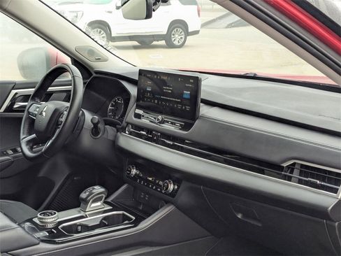 Used 2025 Mitsubishi Outlander SE image 31