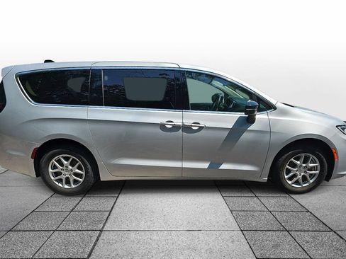 Used 2024 Chrysler Pacifica Touring-L FWD image 4