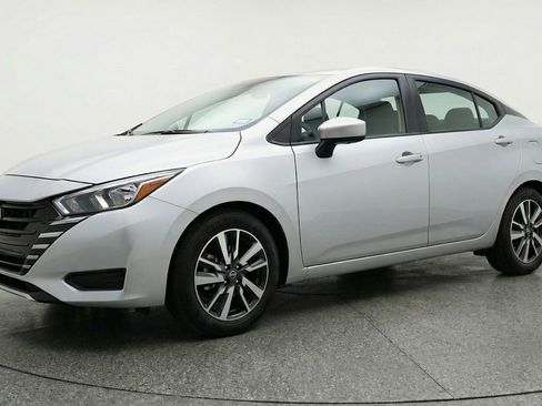 Used 2025 Nissan Versa SV image 3