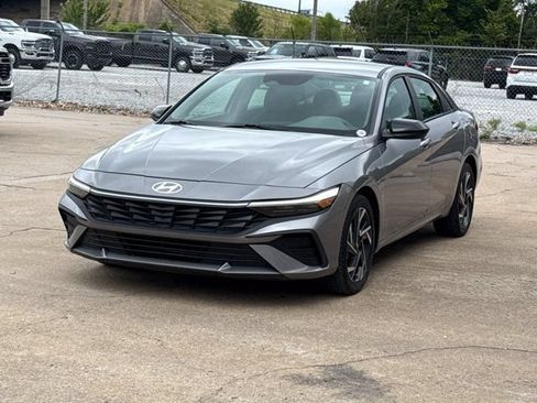Used 2025 Hyundai Elantra Sport FWD image 11