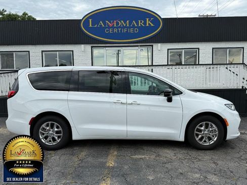 Used 2024 Chrysler Pacifica Touring-L FWD image 4