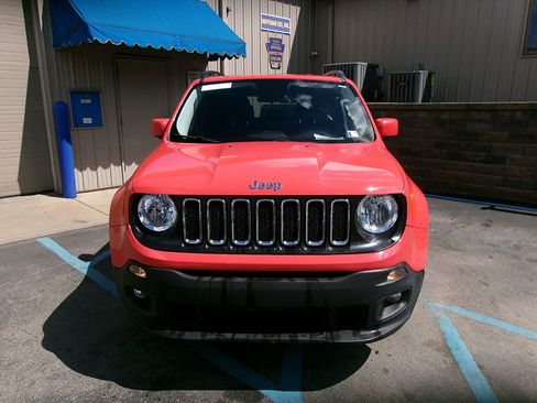 Used 2017 Jeep Renegade Latitude w/ Cold Weather Group image 2