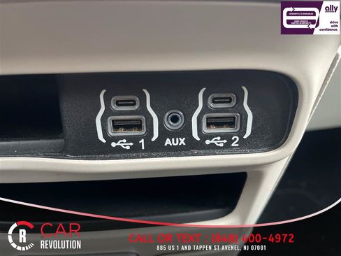 Used 2024 Chrysler Pacifica Limited FWD image 24