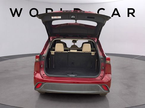 Used 2020 Toyota Highlander XLE image 19