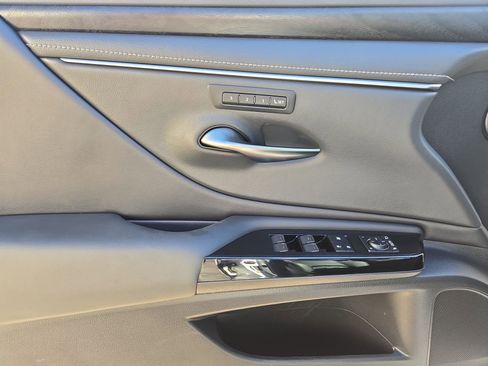 Certified 2025 Lexus ES 300h w/ Premium Package image 15
