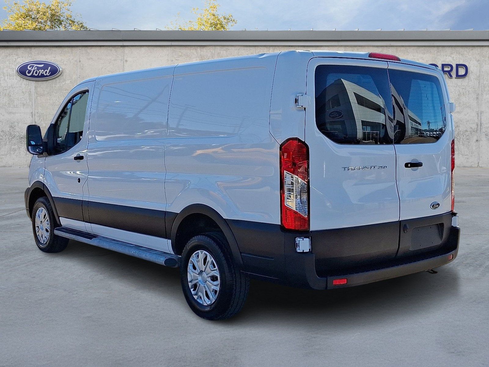 Used 2025 Ford Transit 250 Low Roof w/ Exterior Upgrade Package RWD image 4