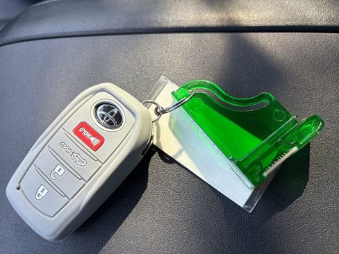 Used 2025 Toyota Highlander XLE image 34