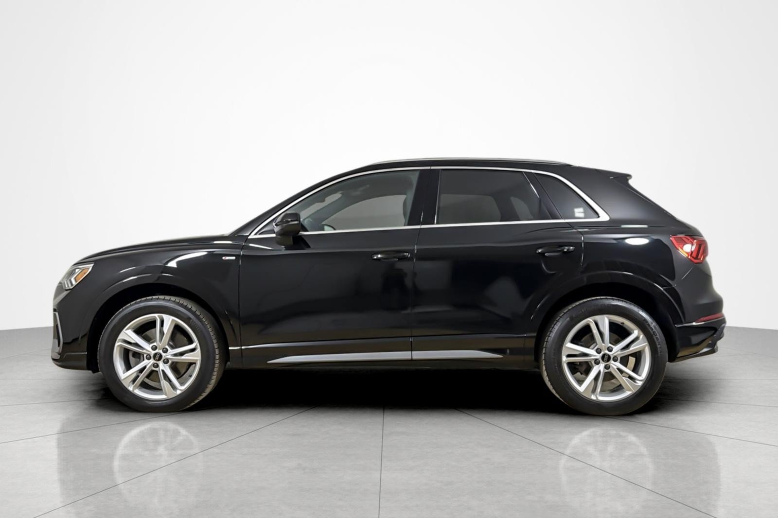 Used 2023 Audi Q3 2.0T Premium Plus w/ Premium Plus Package AWD/4WD image 2