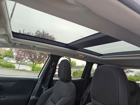 Used 2021 Jeep Renegade Latitude w/ Sun & Sound Group AWD/4WD image 26