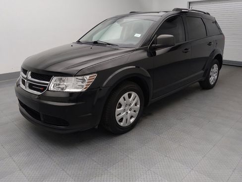 Used 2018 Dodge Journey SE w/ Connectivity Group FWD image 2