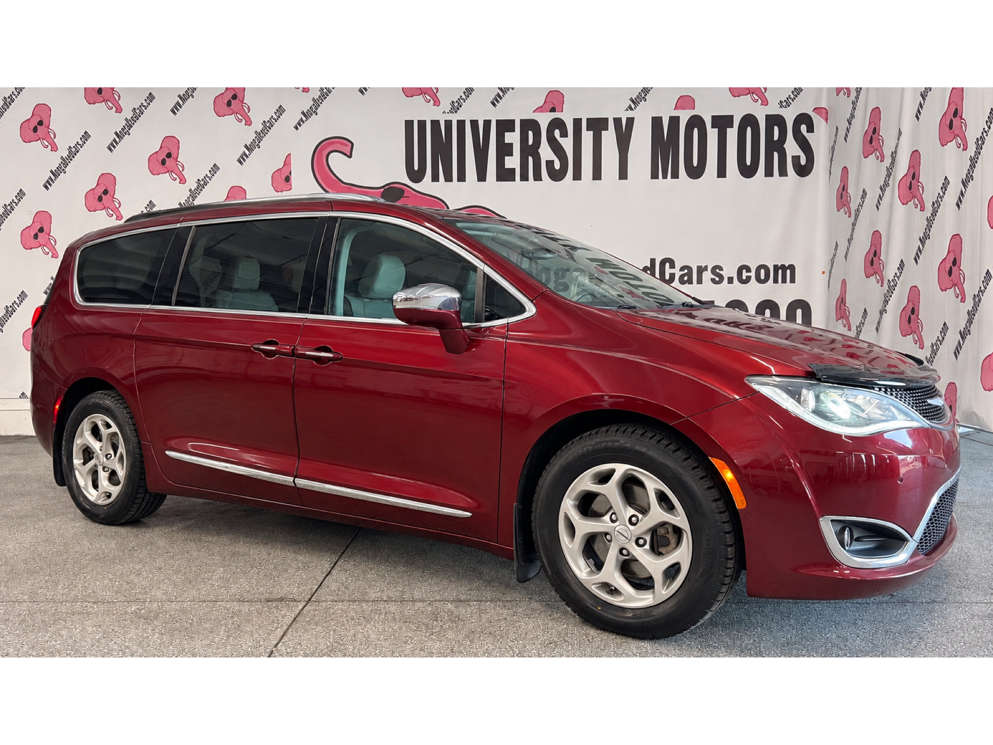 Used 2019 Chrysler Pacifica Limited w/ Tire & Wheel Group FWD image 3