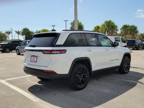 Used 2025 Jeep Grand Cherokee Altitude w/ Trailer Tow Package RWD image 4