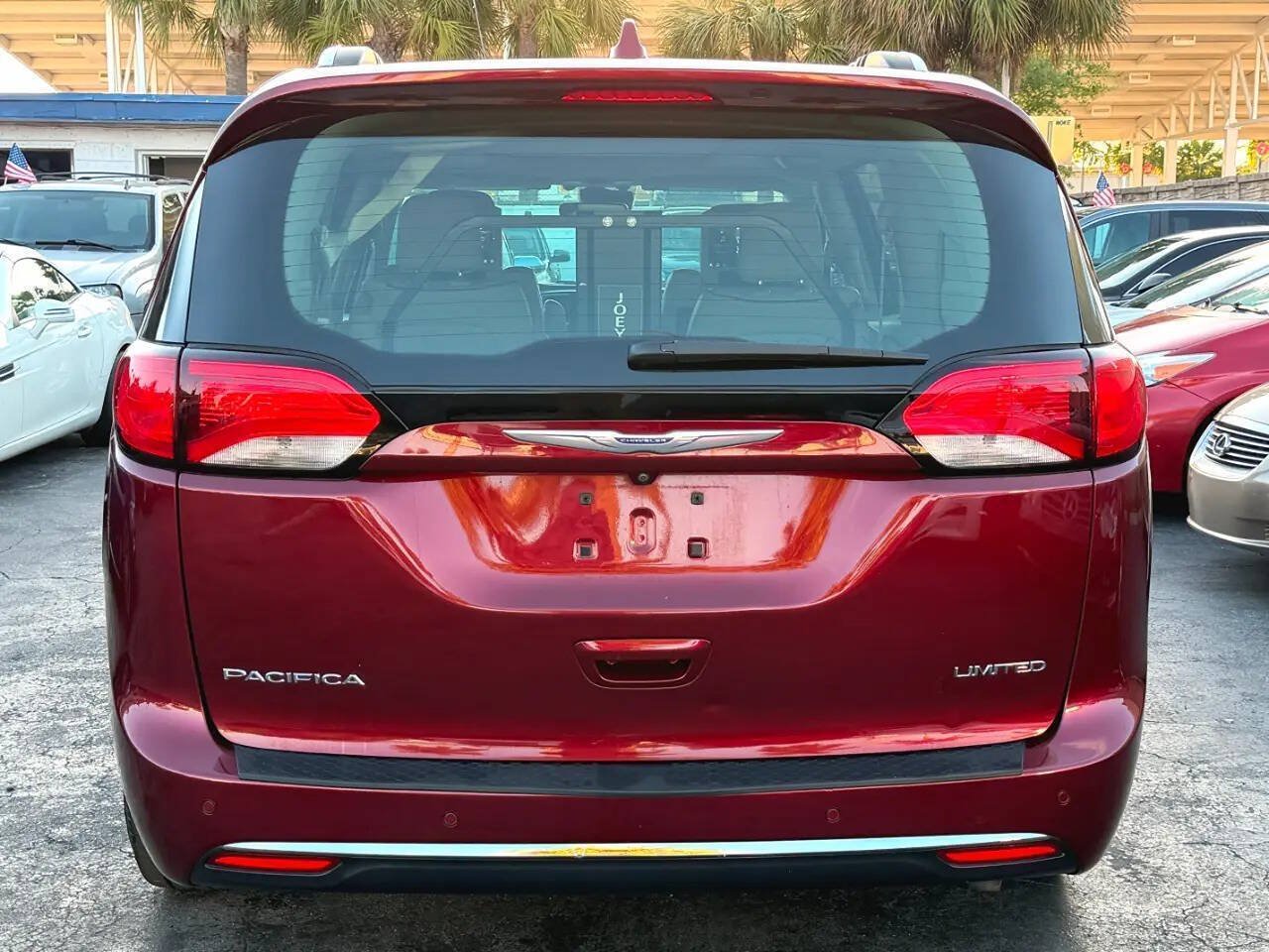 Used 2020 Chrysler Pacifica Limited w/ Tire & Wheel Group FWD image 17