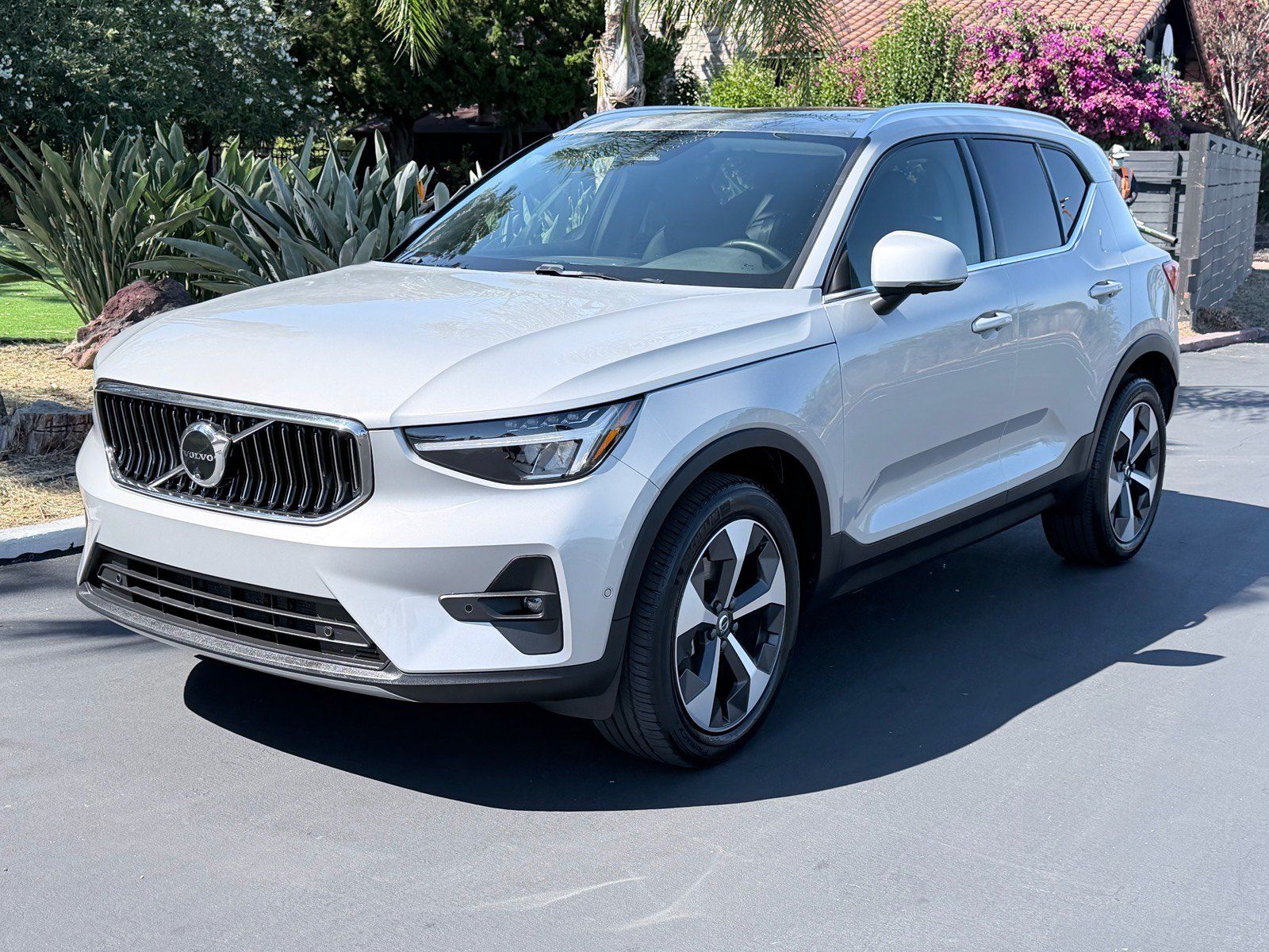 Used 2025 Volvo XC40 B5 Plus AWD/4WD image 1